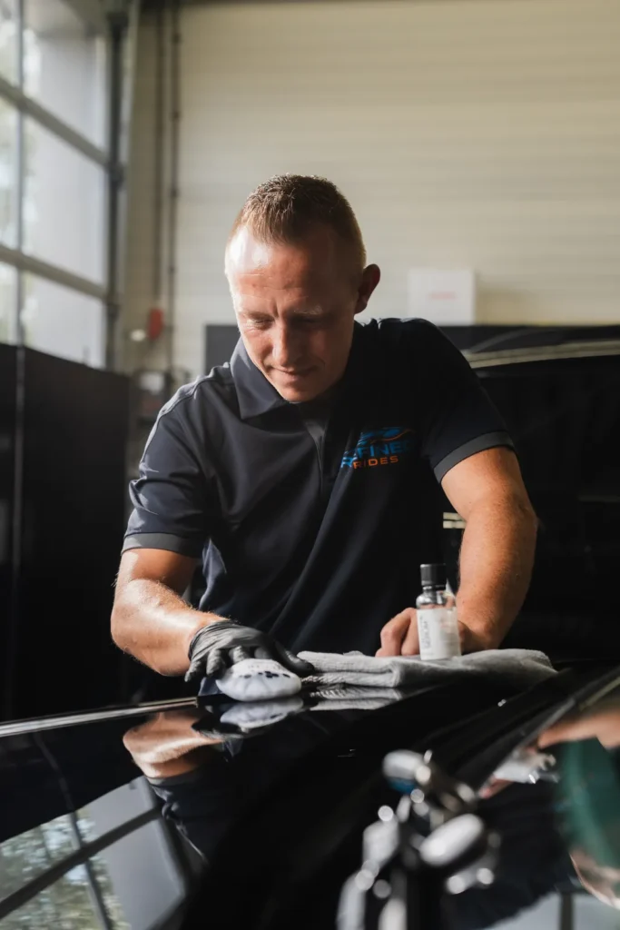 Coating wordt aangebracht op de zwarte lak van de Mercedes GLE
